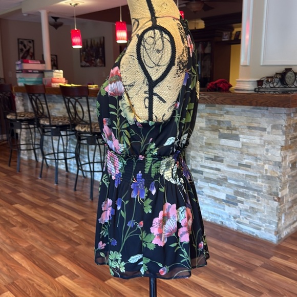 Express size medium floral top with cinched waist and keyhole closure - Picture 3 of 4